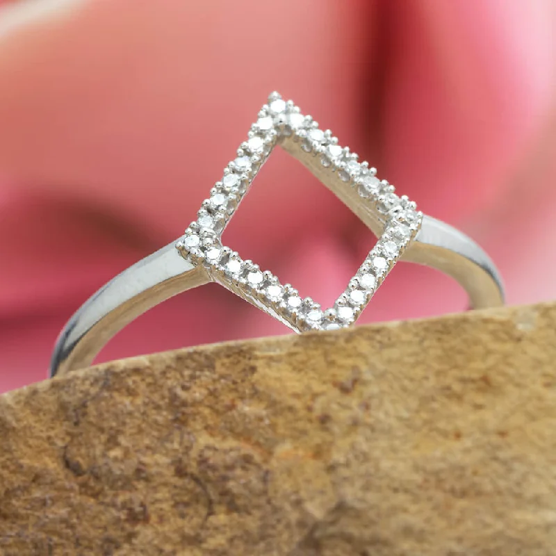 Magnetic Fashion Rings in Stainless Steel with a Modern, Interlocking DesignDiamond Shaped Fashion Ring