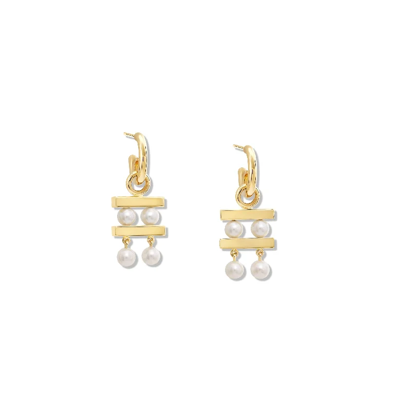 Art Deco Engagement Rings with Geometric Patterns and Baguette - Cut Diamond AccentsCouture Double Earring Drops Yellow Gold - Pearl